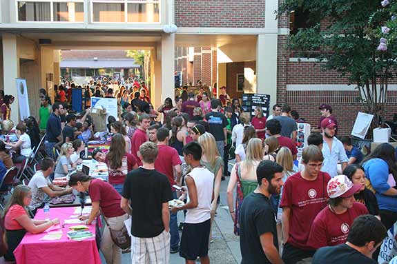Photo of students engaging with clubs and organizations in the Union courtyard during Seminole Sensation Week